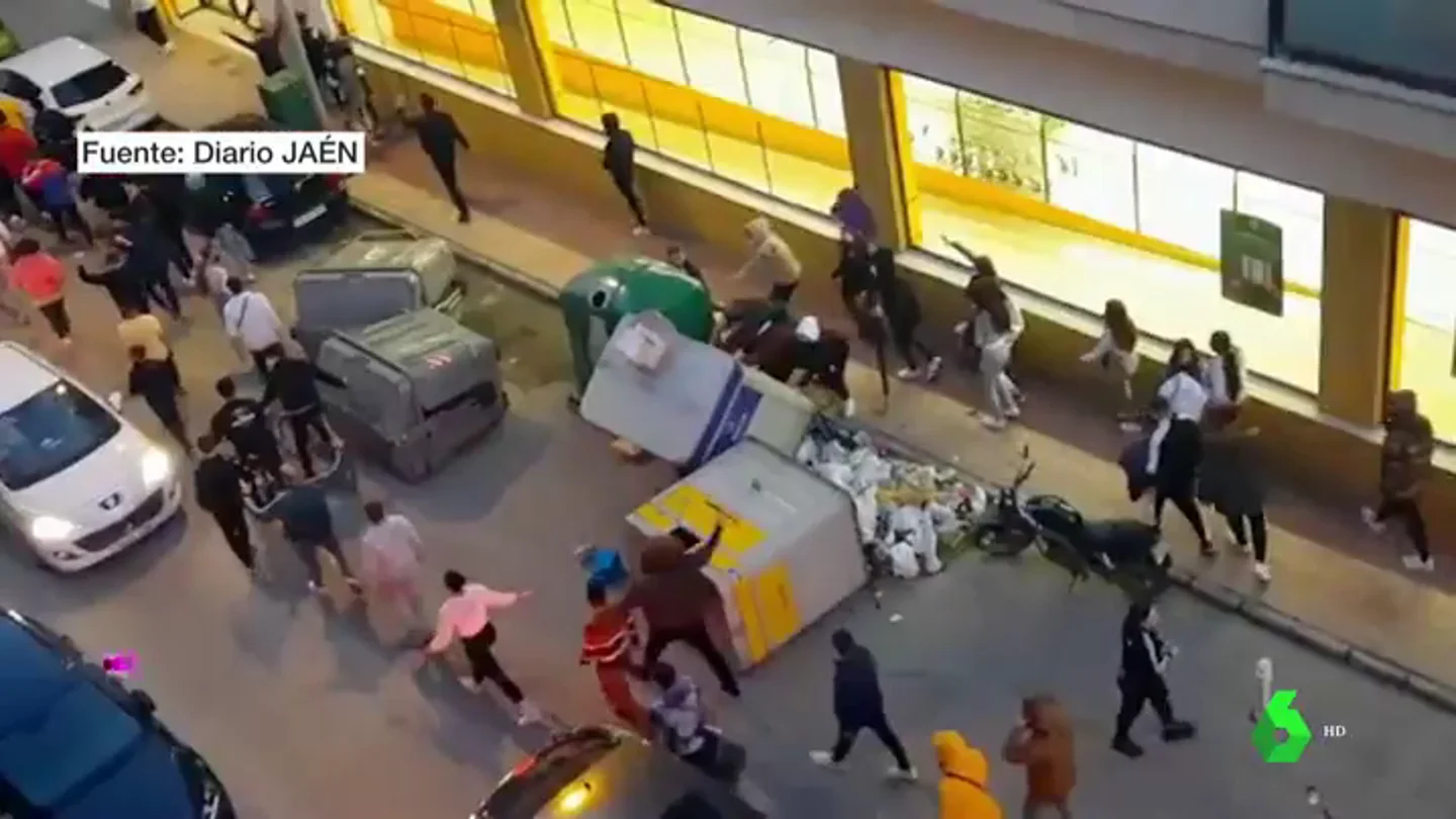 Altercados en Linares en una protesta contra los policías que propinaron una brutal paliza a un hombre y su hija Altercados en Linares en una protesta contra los policías que propinaron una brutal paliza a un hombre y su hija