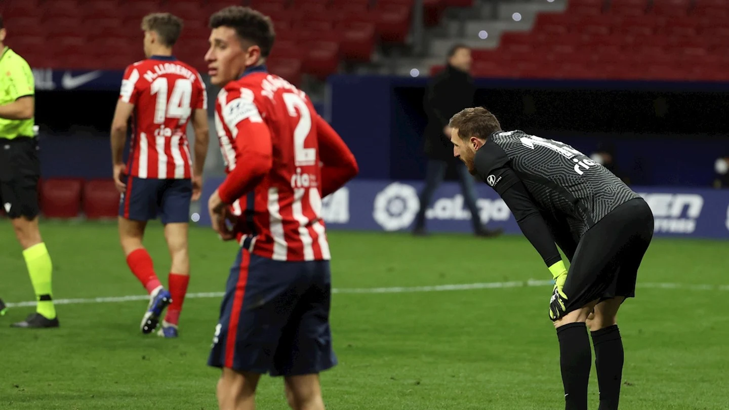 Oblak, Giménez y Llorente, tras recibir un gol Oblak, Giménez y Llorente, tras recibir un gol