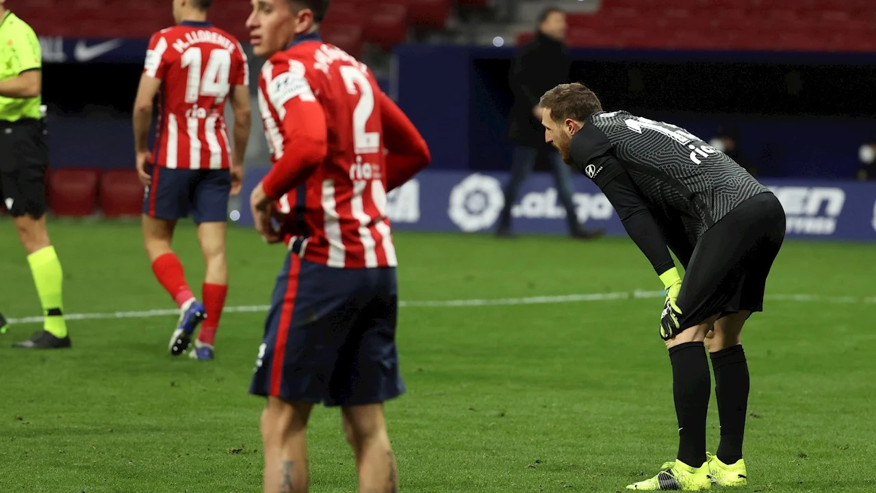 Oblak, Giménez y Llorente, tras recibir un gol