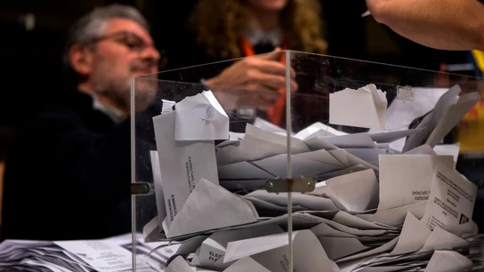 Los miembros de una mesa electoral participan en el recuento de votos en las elecciones catalanas de 2017 Los miembros de una mesa electoral participan en el recuento de votos en las elecciones catalanas de 2017
