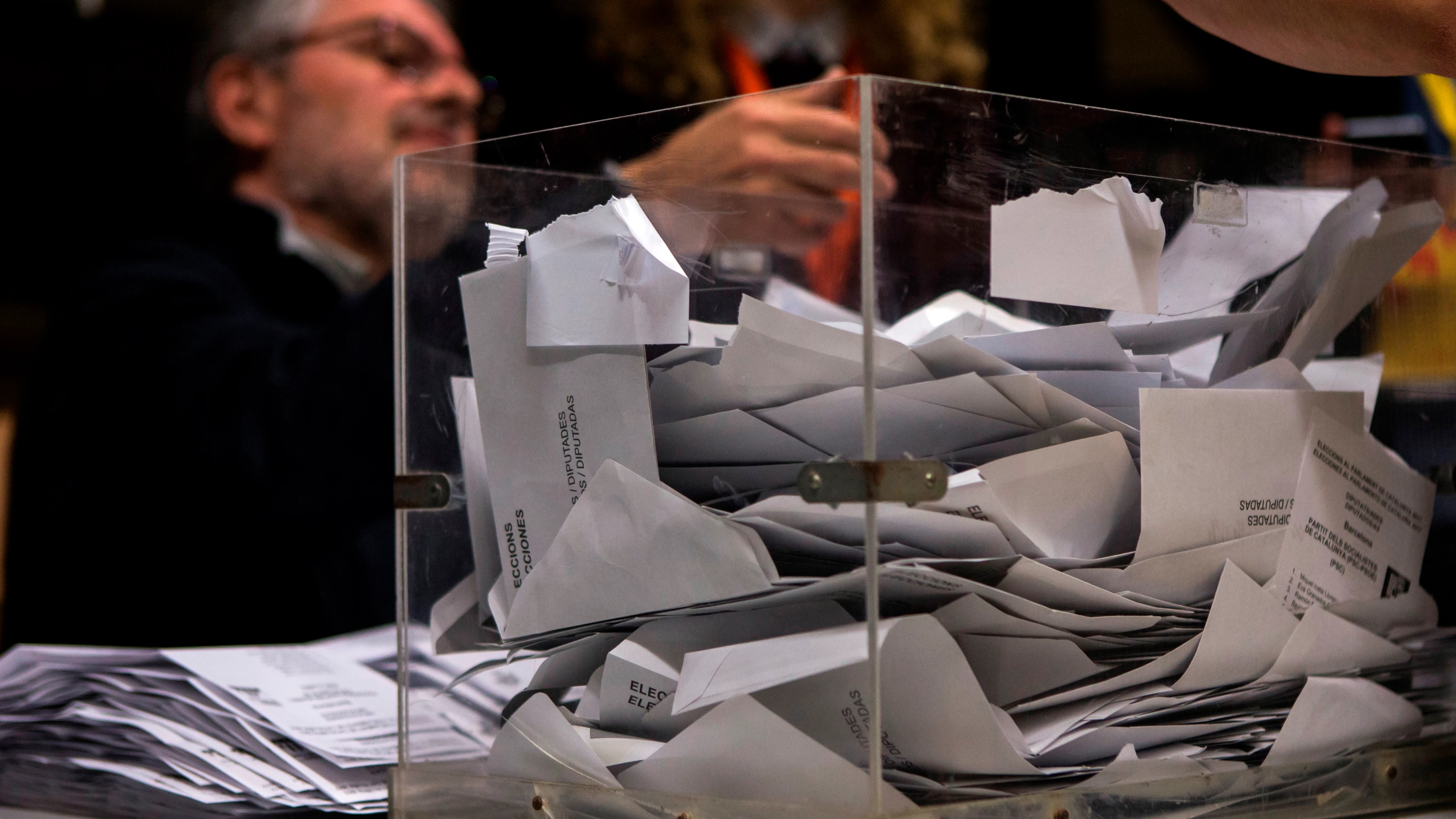 Los miembros de una mesa electoral participan en el recuento de votos en las elecciones catalanas de 2017