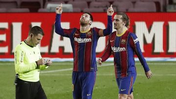 Messi celebra un gol junto a Griezmann