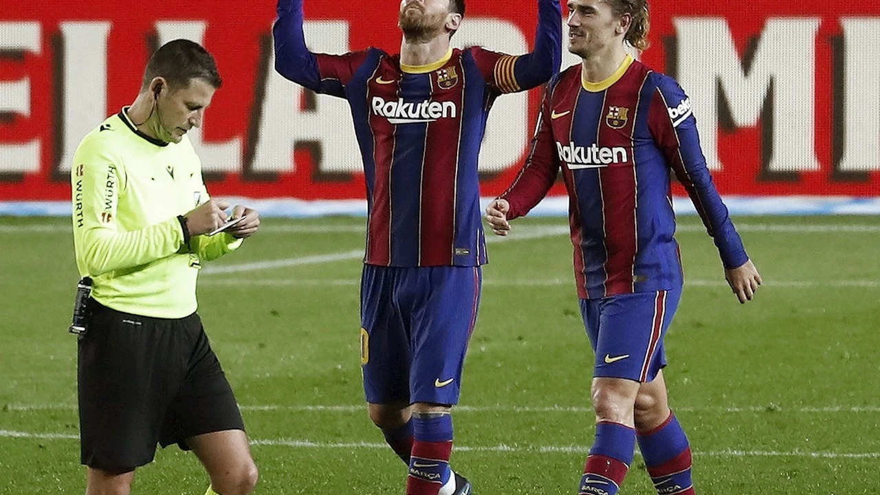 Messi celebra un gol junto a Griezmann