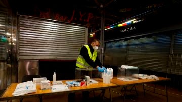 Un operario prepara una mesa electoral de cara a las elecciones en Cataluña del 14 de febrero