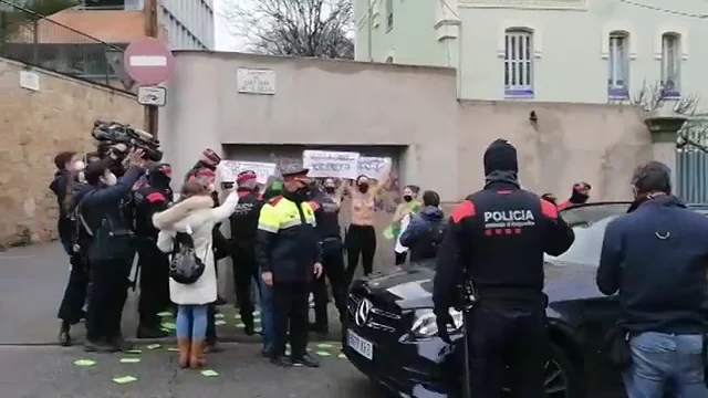 Activistas de Femen protestan contra Ignacio Garriga (Vox) al grito de "no es patriotismo, es fascismo"