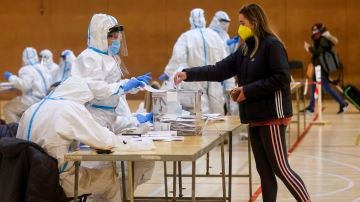 Los miembros de las mesas no tendrán trajes EPI en la franja de voto de los contagiados de coronavirus en el 4M