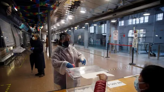 Una fila con pocas personas acudiendo a votar en las elecciones de Cataluña de 2021, en plena pandemia Una fila con pocas personas acudiendo a votar en las elecciones de Cataluña de 2021, en plena pandemia