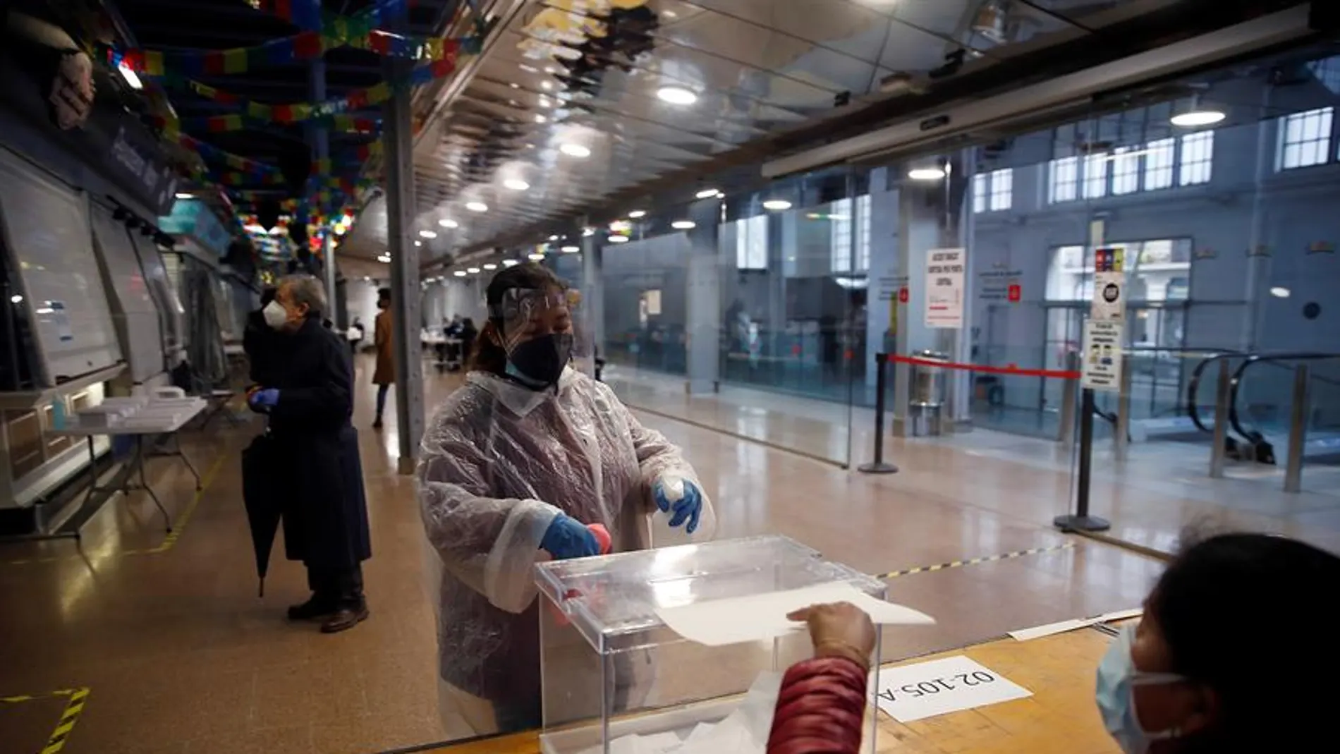 Una fila con pocas personas acudiendo a votar en las elecciones de Cataluña de 2021, en plena pandemia