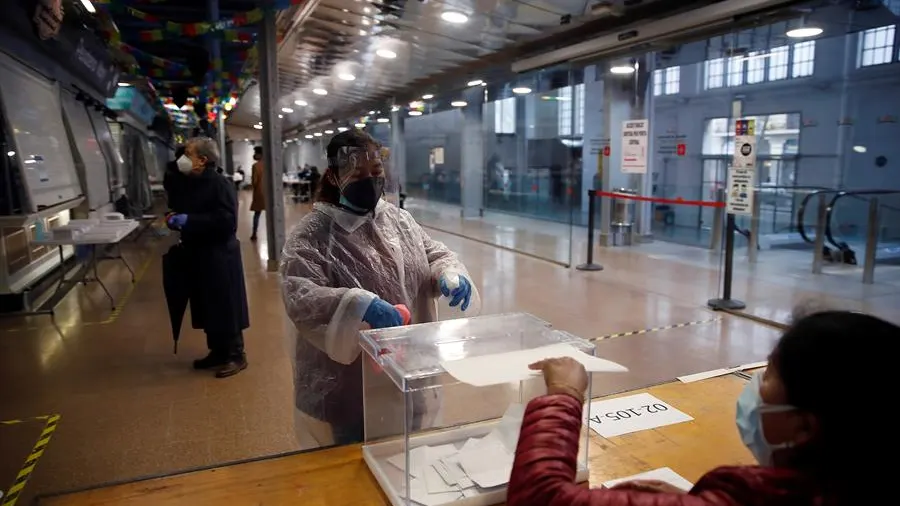 Una fila con pocas personas acudiendo a votar en las elecciones de Cataluña de 2021, en plena pandemia