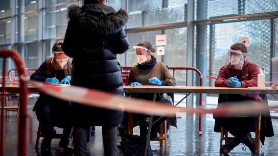 Una mujer ejerce su derecho al voto para las elecciones al Parlament en el polideportivo de Fontajau (Girona)