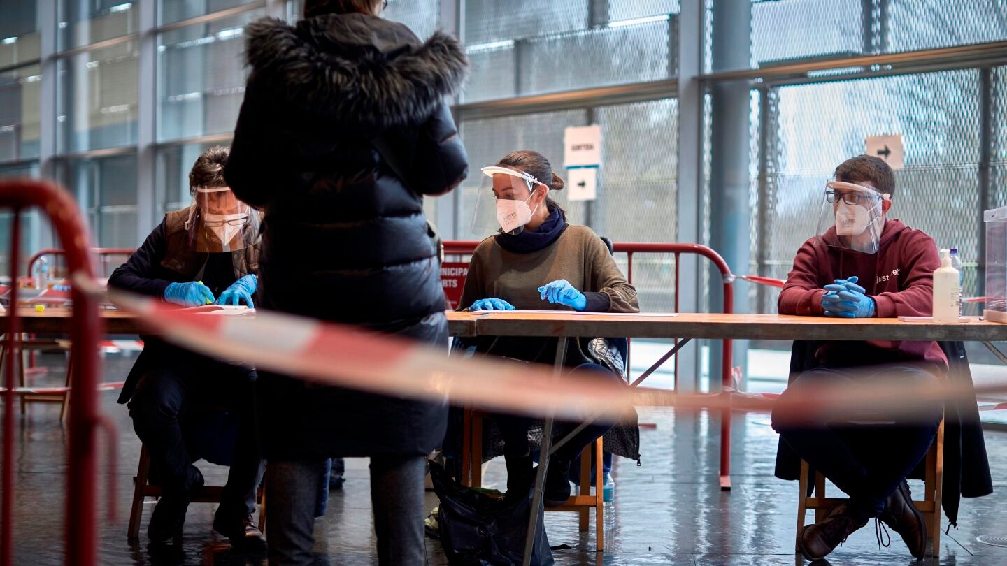 Una mujer ejerce su derecho al voto para las elecciones al Parlament en el polideportivo de Fontajau (Girona)