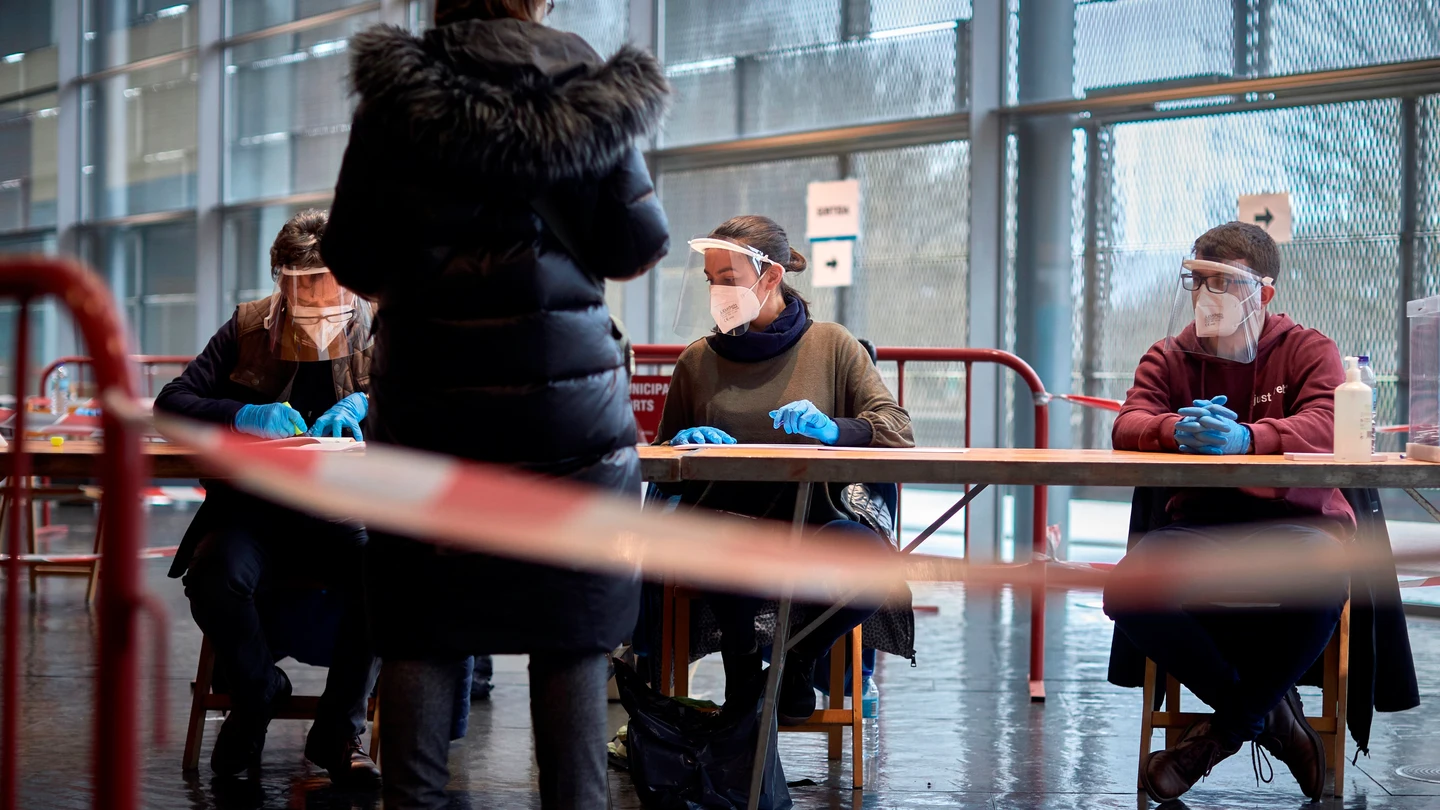 Una mujer ejerce su derecho al voto para las elecciones al Parlament en el polideportivo de Fontajau (Girona) Una mujer ejerce su derecho al voto para las elecciones al Parlament en el polideportivo de Fontajau (Girona)