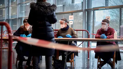 Una mujer ejerce su derecho al voto para las elecciones al Parlament en el polideportivo de Fontajau (Girona) Una mujer ejerce su derecho al voto para las elecciones al Parlament en el polideportivo de Fontajau (Girona)