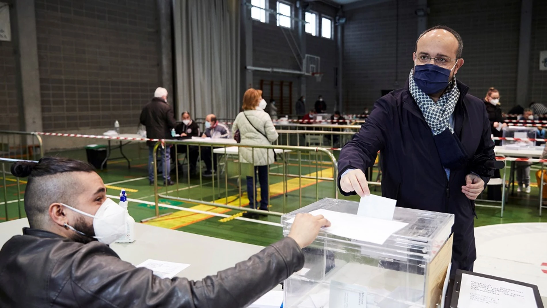 Alejandro Fernández deposita su voto para las elecciones catalanas el 14F