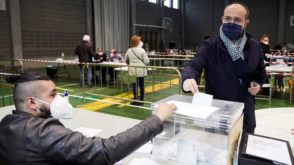 Alejandro Fernández deposita su voto para las elecciones catalanas el 14F