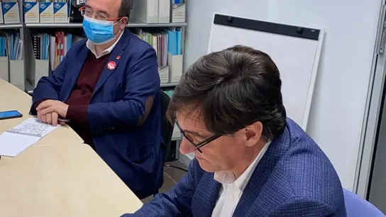 Salvador Illa, fotografiado mientras escribe las claves de su discurso tras los comicios. Salvador Illa, fotografiado mientras escribe las claves de su discurso tras los comicios.