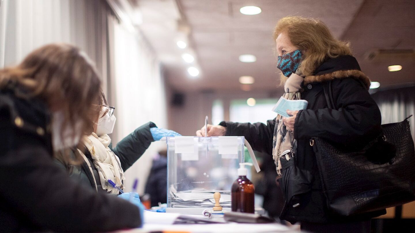 Una votante deposita su papeleta en el colegio electoral constituido en la Residencia Universitaria Campus La Salle, en Barcelona