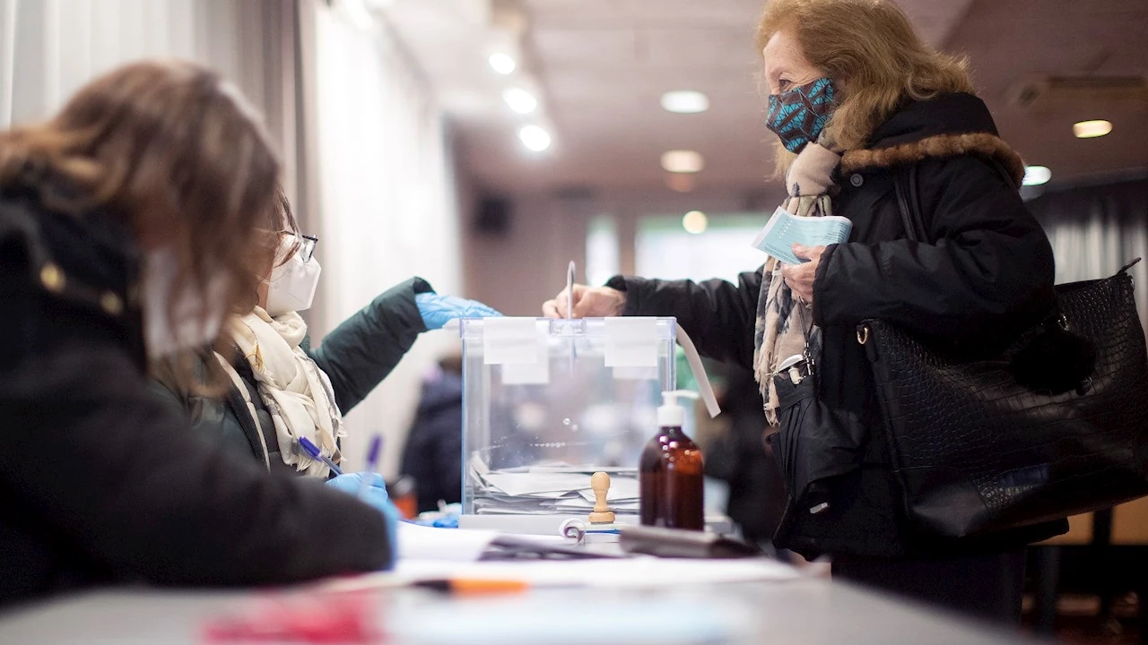 Una votante deposita su papeleta en el colegio electoral constituido en la Residencia Universitaria Campus La Salle, en Barcelona