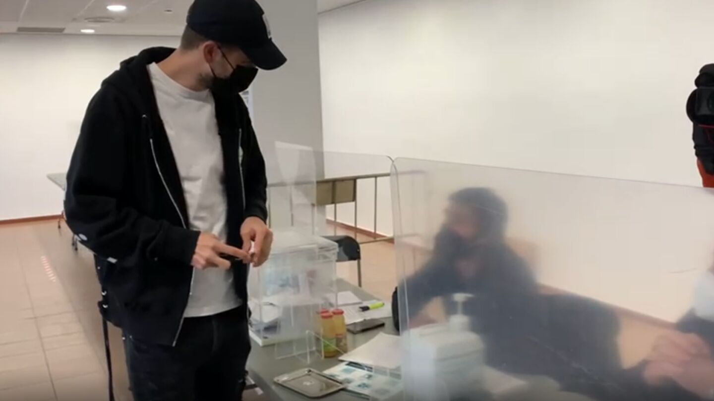 Piqu&eacute; se encuentra con su hermano en las elecciones catalanas