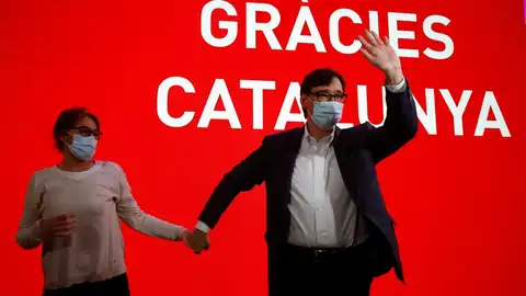 El candidato a la presidencia de la Generalitat por el PSC, Salvador Illa, acompañado por su mujer Marta Estruch, celebra los resultados electorales hoy domingo en la sede del Partido Socialista en Barcelona. El candidato a la presidencia de la Generalitat por el PSC, Salvador Illa, acompañado por su mujer Marta Estruch, celebra los resultados electorales hoy domingo en la sede del Partido Socialista en Barcelona.
