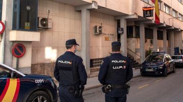 Policías montan guardia a las puertas de la comisaría de Linares