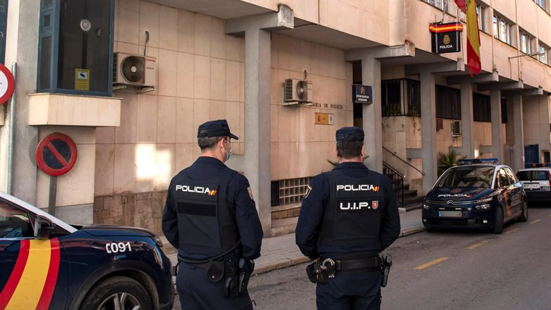Policías montan guardia a las puertas de la comisaría de Linares