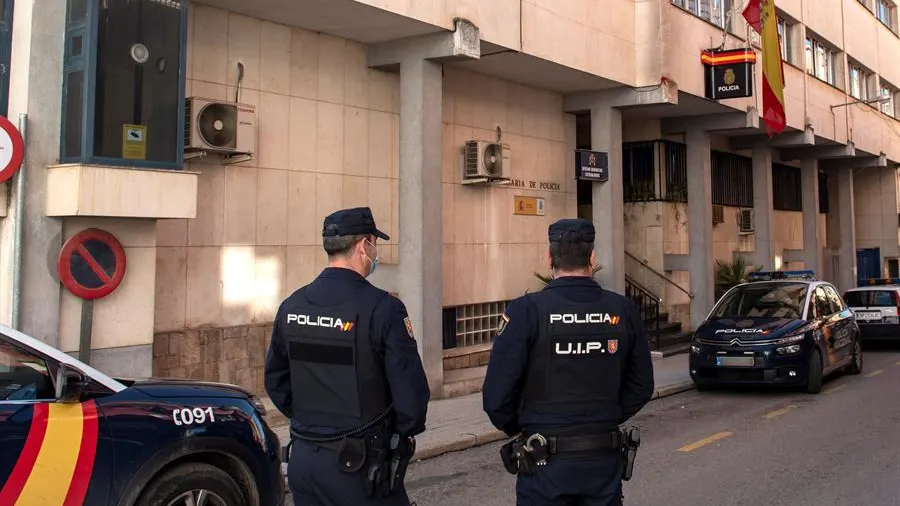 Policías montan guardia a las puertas de la comisaría de Linares