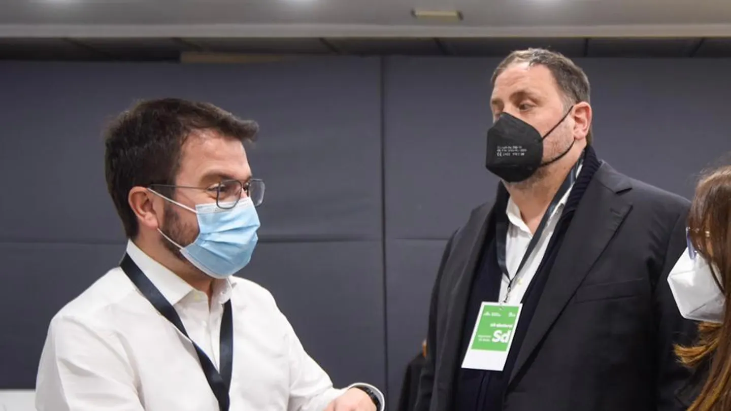 El candidato de ERC a las elecciones de Cataluña, Pere Aragonès, junto con el líder de la formación, Oriol Junqueras. El candidato de ERC a las elecciones de Cataluña, Pere Aragonès, junto con el líder de la formación, Oriol Junqueras.