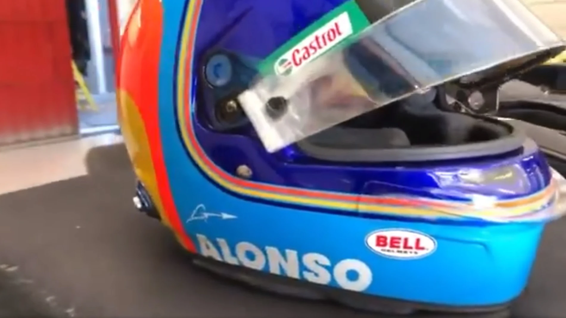 casco de Fernando Alonso en el filming day de Barcelona