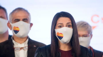 La presidenta de Ciudadanos, Inés Arrimadas, interviene en una rueda de prensa en la sede de su partido