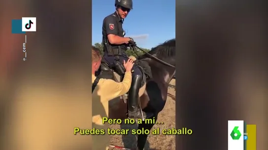 La desternillante broma de un joven a un policía montado a caballo: "¿Puedo acariciarlo?" La desternillante broma de un joven a un policía montado a caballo: "¿Puedo acariciarlo?"