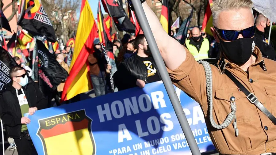 ersonas asisten a una marcha neonazi en homenaje a los caídos de la División Azul