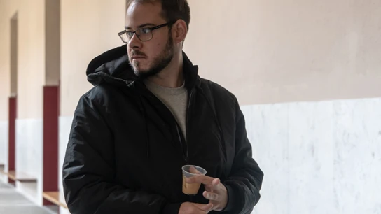 Pablo Hasel con un café en el rectorado de la Universidad de Lleida, en Cataluña Pablo Hasel