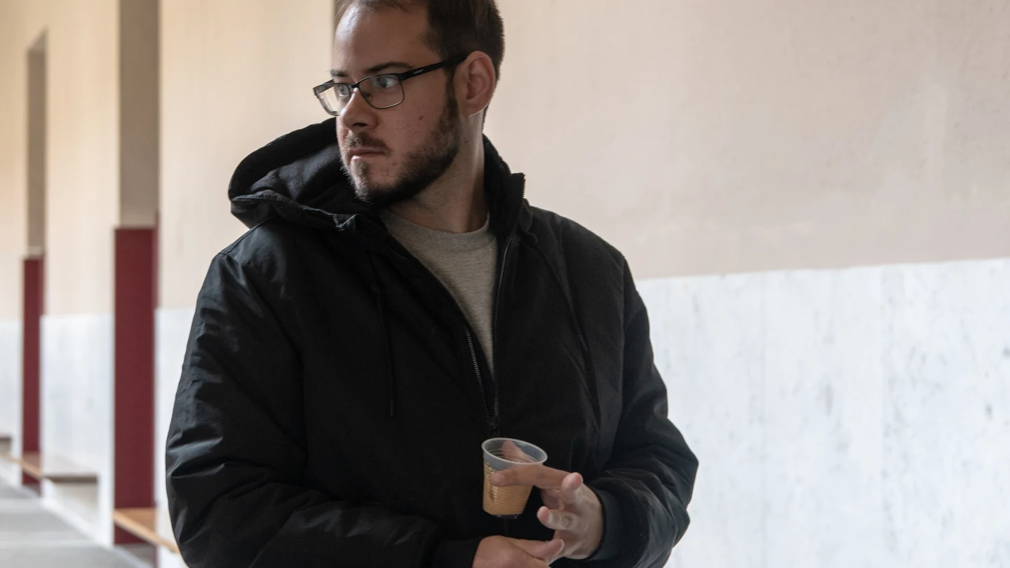 Pablo Hasel con un café en el rectorado de la Universidad de Lleida, en Cataluña Pablo Hasel