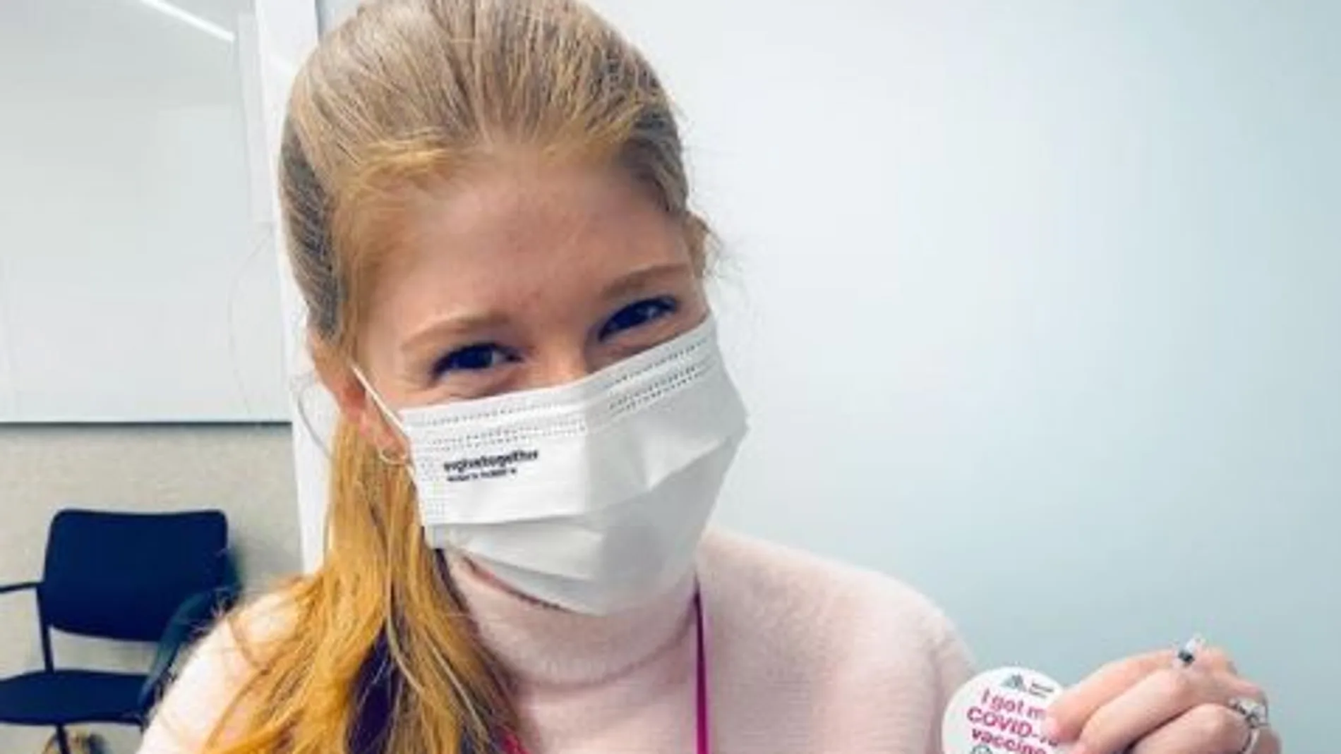 Jennifer Gates, tras recibir la primera dosis de la vacuna contra el coronavirus