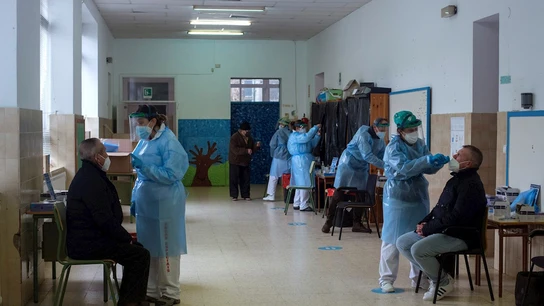 Trabajadores sanitarios realizan PCR en Galicia Trabajadores sanitarios realizan PCR en Galicia