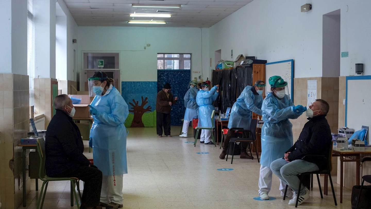Trabajadores sanitarios realizan PCR en Galicia Trabajadores sanitarios realizan PCR en Galicia