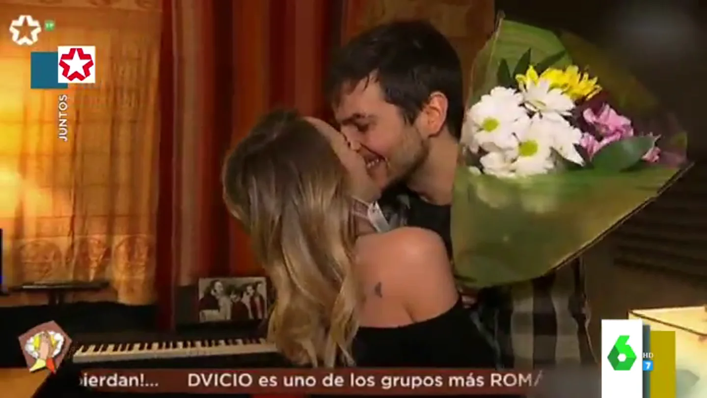 Una reportera pide la mano a su novio en directo el día de San Valentín: "Me va a dar un jari Una reportera pide la mano a su novio en directo el día de San Valentín: "Me va a dar un jari