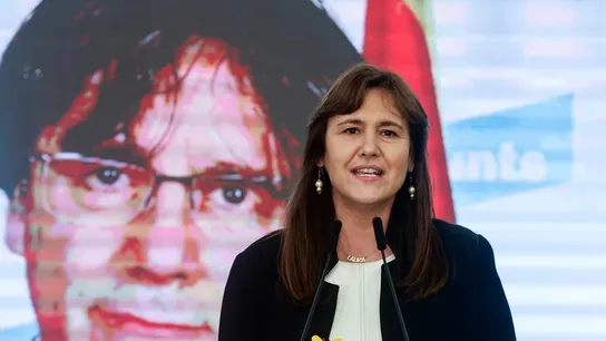 La candidata de Junts, Laura Borràs, con Carles Puigdemont en una pantalla La candidata de Junts, Laura Borràs, con Carles Puigdemont en una pantalla