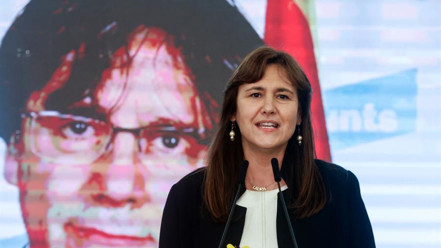 La candidata de Junts, Laura Borr&agrave;s, con Carles Puigdemont en una pantalla