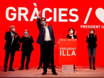 El candidato a la presidencia de la Generalitat por el PSC, Salvador Illa, celebra los resultados electorales hoy domingo en la sede del Partido Socialista en Barcelona.