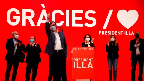El candidato a la presidencia de la Generalitat por el PSC, Salvador Illa, celebra los resultados electorales hoy domingo en la sede del Partido Socialista en Barcelona. El candidato a la presidencia de la Generalitat por el PSC, Salvador Illa, celebra los resultados electorales hoy domingo en la sede del Partido Socialista en Barcelona.