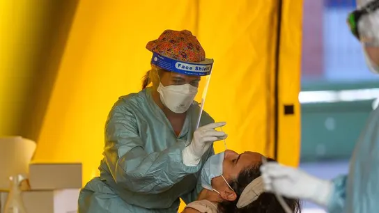 Una sanitaria lleva a cabo una prueba del coronavirus (Archivo) Una sanitaria lleva a cabo una prueba del coronavirus