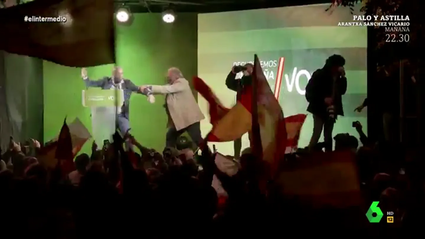 El momento en el que sacan a Buxadé con un "collejón" tras venirse "muy arriba" en un mitin: "¡Hay que votar a Vox!" El momento en el que sacan a Buxadé con un "collejón" tras venirse "muy arriba" en un mitin: "¡Hay que votar a Vox!"
