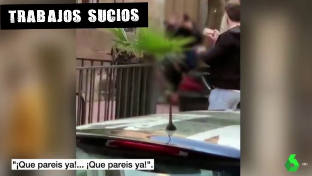 Imagen de la agresión de dos policías a un hombre en Linares