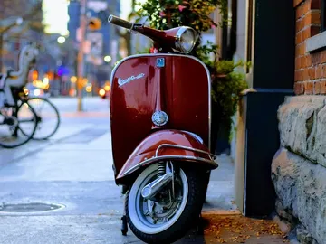 Vespa aparcada en la calle Vespa aparcada en la calle