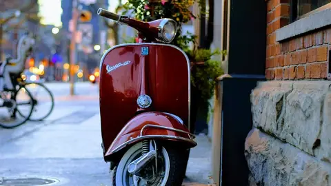 Vespa aparcada en la calle El icónico ciclomotor italiano