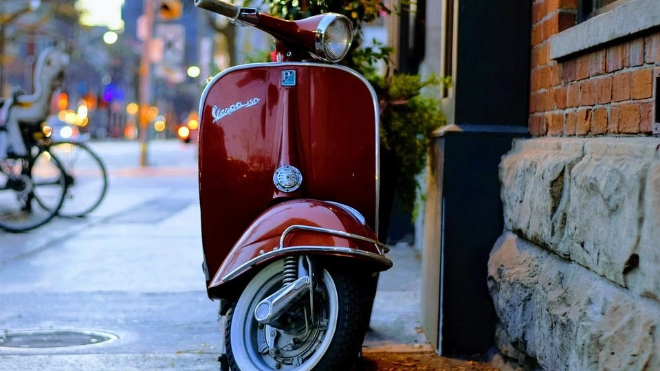 Vespa aparcada en la calle El icónico ciclomotor italiano