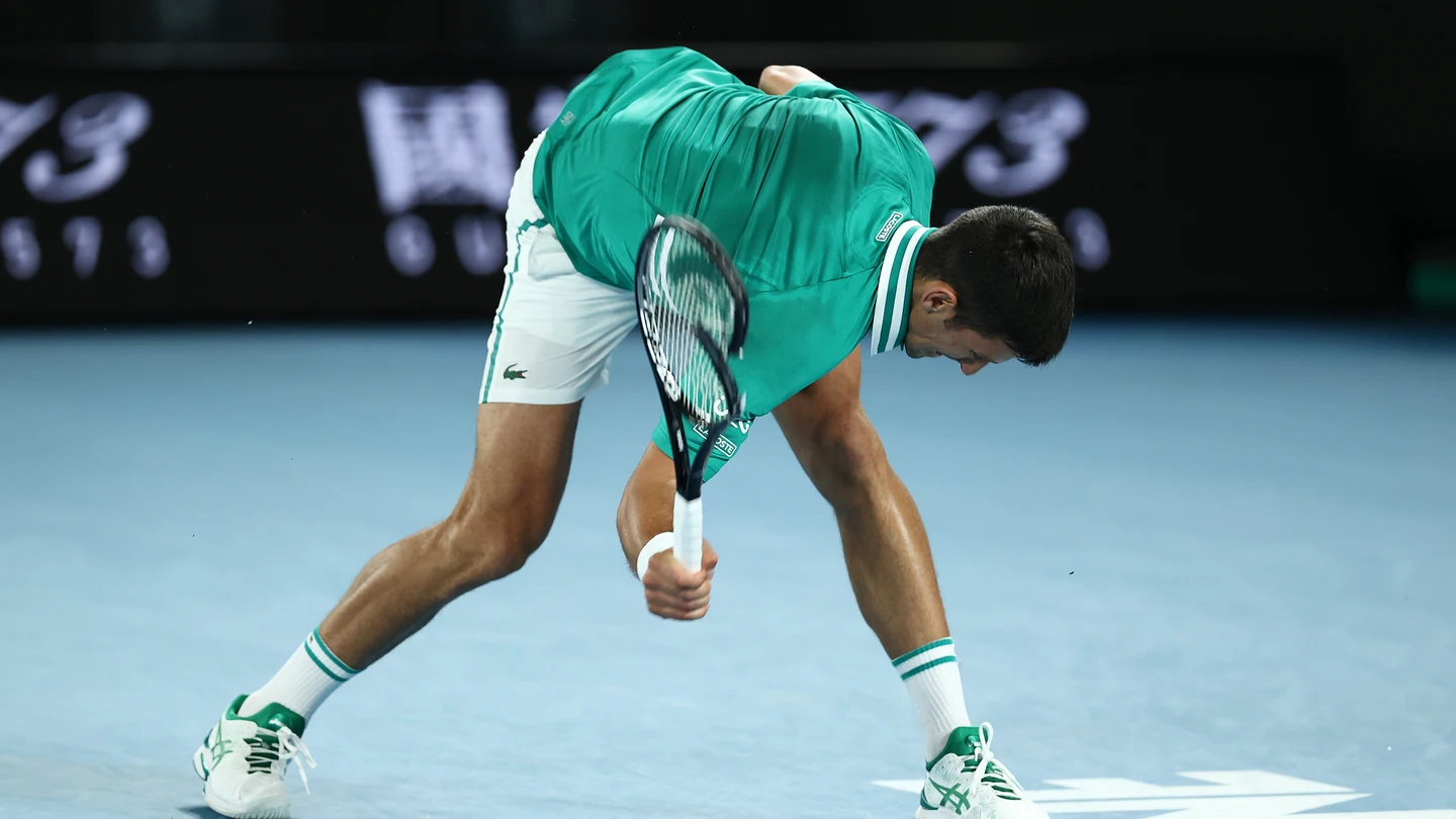 Novak Djokovic destroza su raqueta en el Abierto de Australia Novak Djokovic destroza su raqueta en el Abierto de Australia
