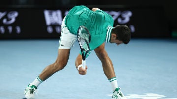 Novak Djokovic destroza su raqueta en el Abierto de Australia